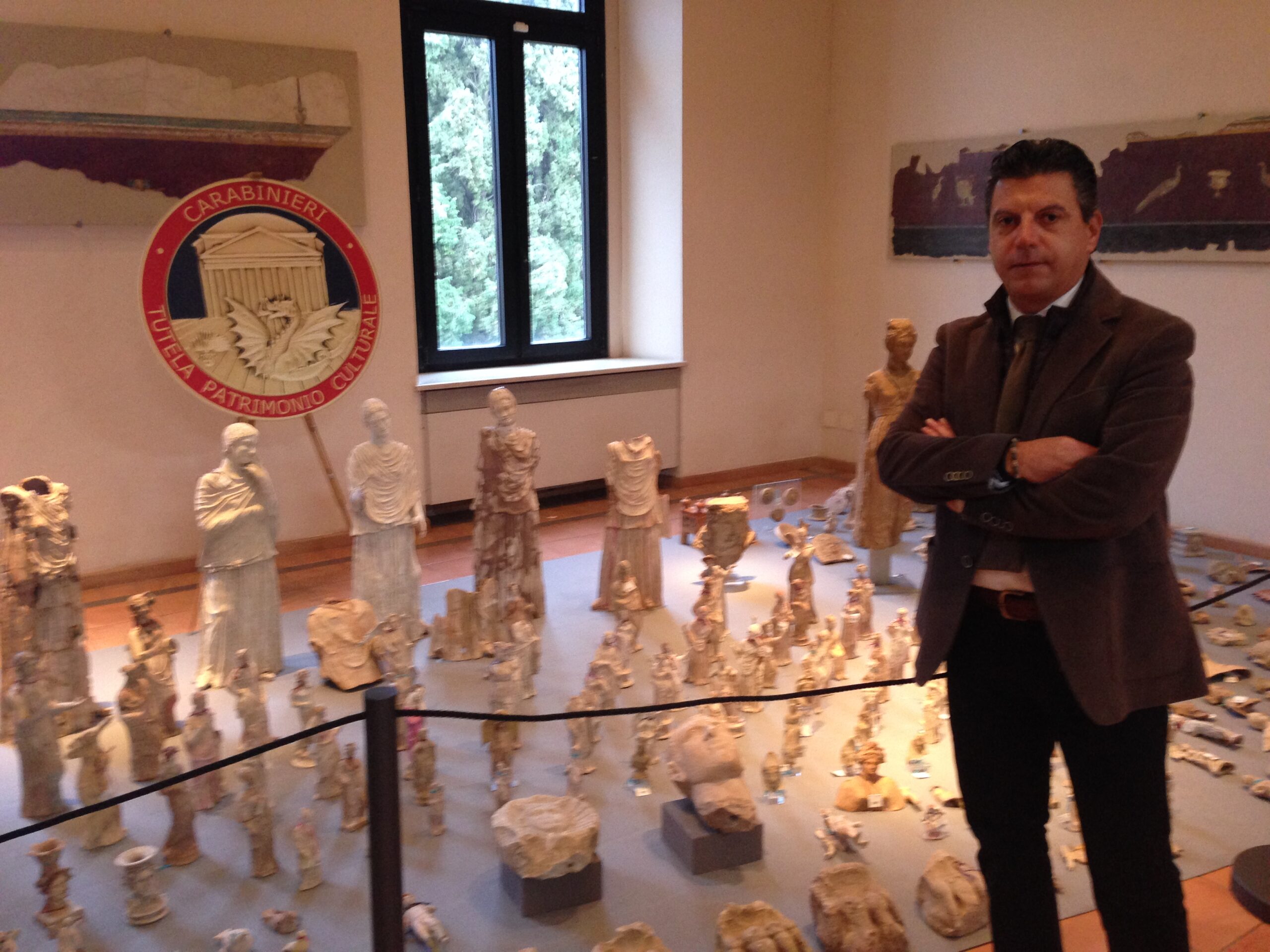 Roberto Lai e reperti in sequestro provenienti dalla Svizzera