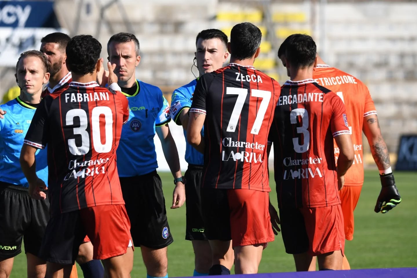Cristian Fabriani, Giacomo Zecca e Mario Mercadante a colloquio con gli arbitri in occasione di Torres-Pianese