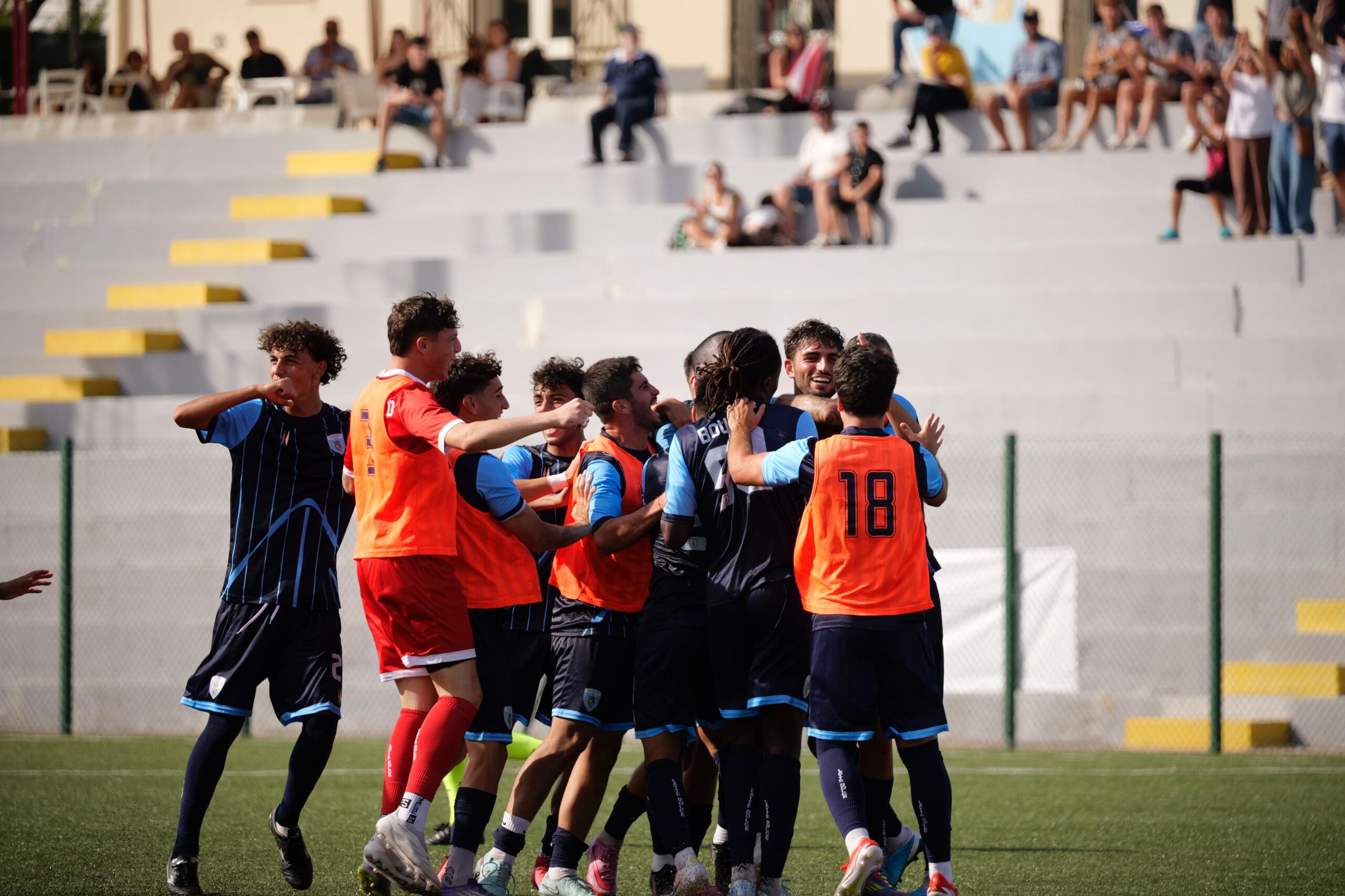 L'esultanza dei giocatori al gol di Pinna, che ha deciso il match