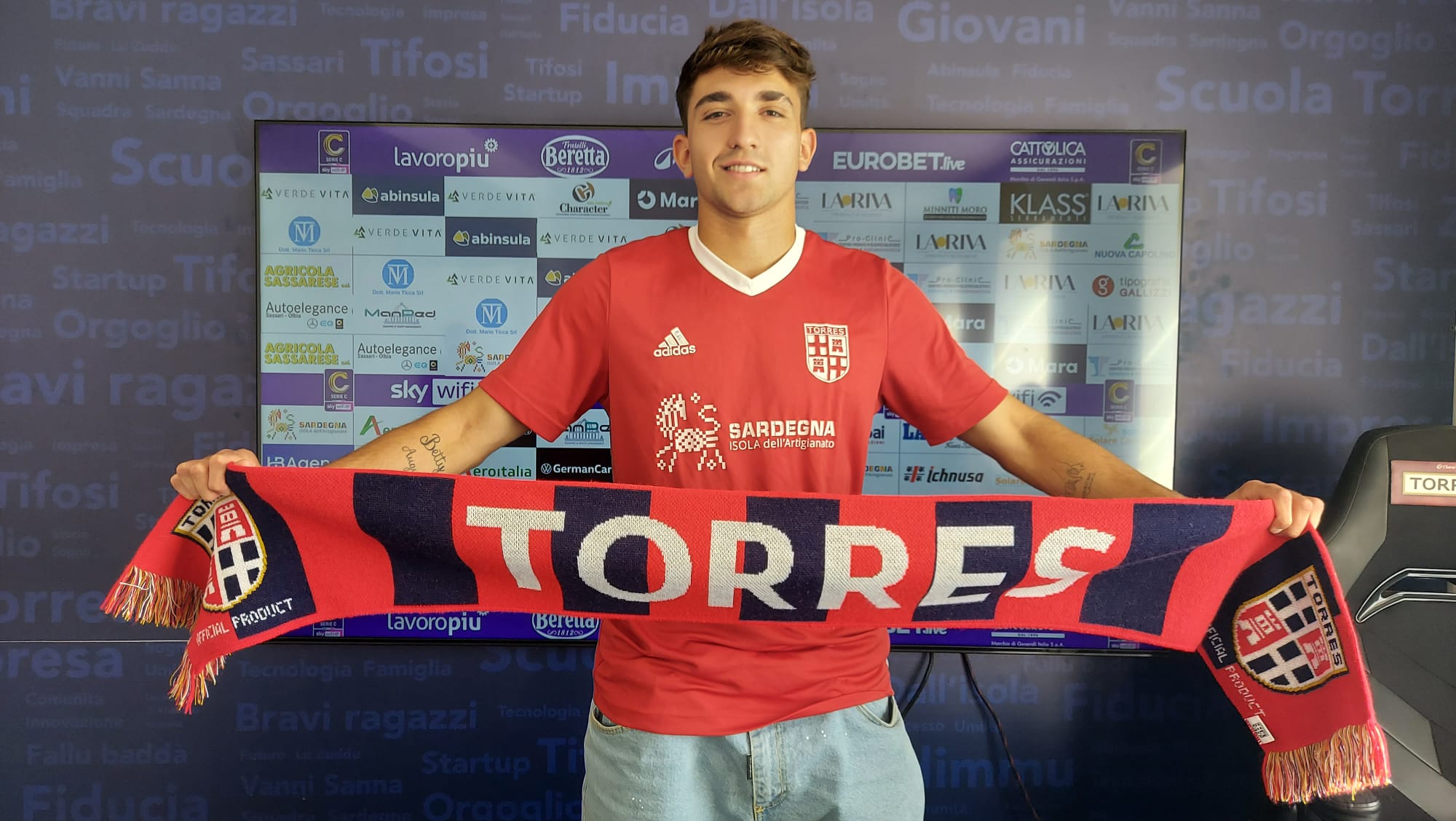 Mateo Scheffer, 21 anni, si presenta con la sciarpa rossoblù in sala stampa della Torres