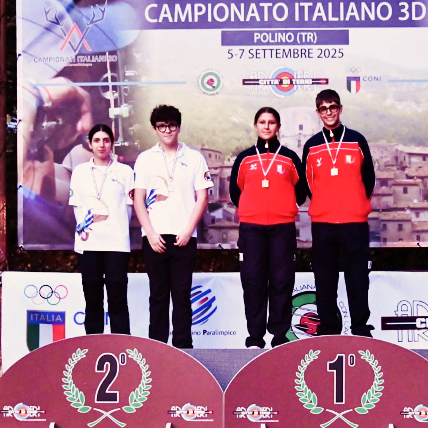 Gabriele Arras e Martina Figus (Arcieri Sassari Torres), premiati con la medaglia d'oro nella finale mixed team