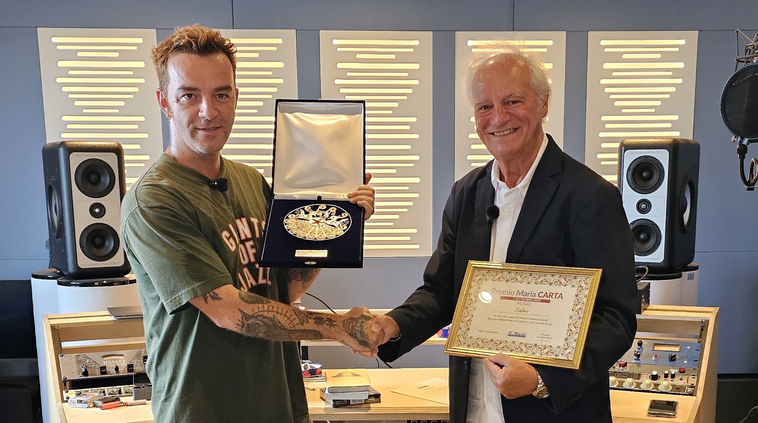 Salmo riceve il Premio Maria Carta 2025 da Leonardo Marras