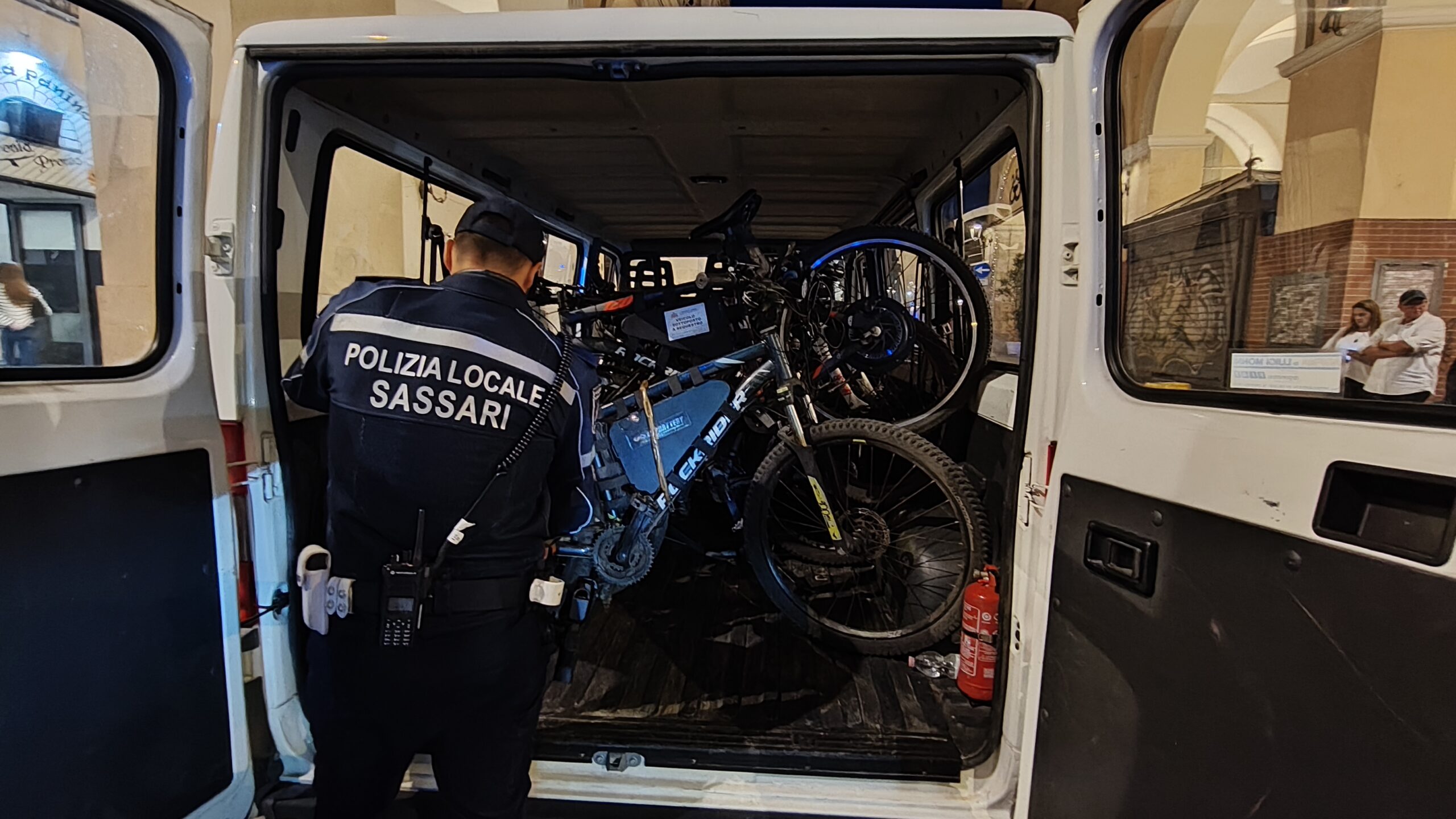 Undici bici truccate come motorini sequestrate dalla Polizia locale