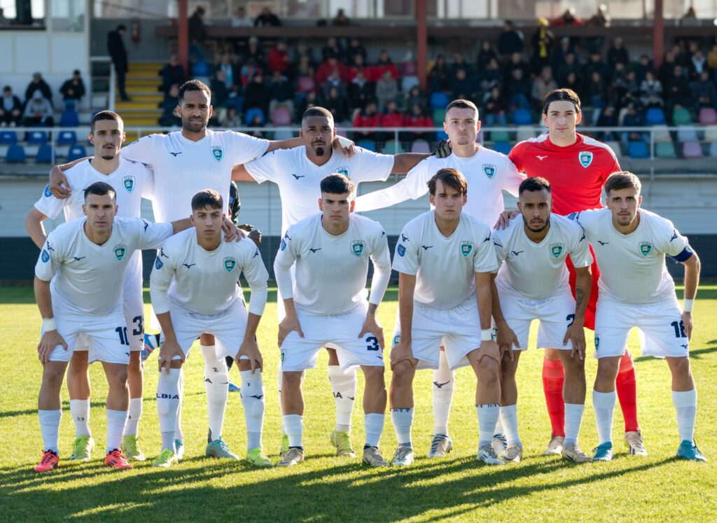 L'intera squadra dell'Olbia Calcio