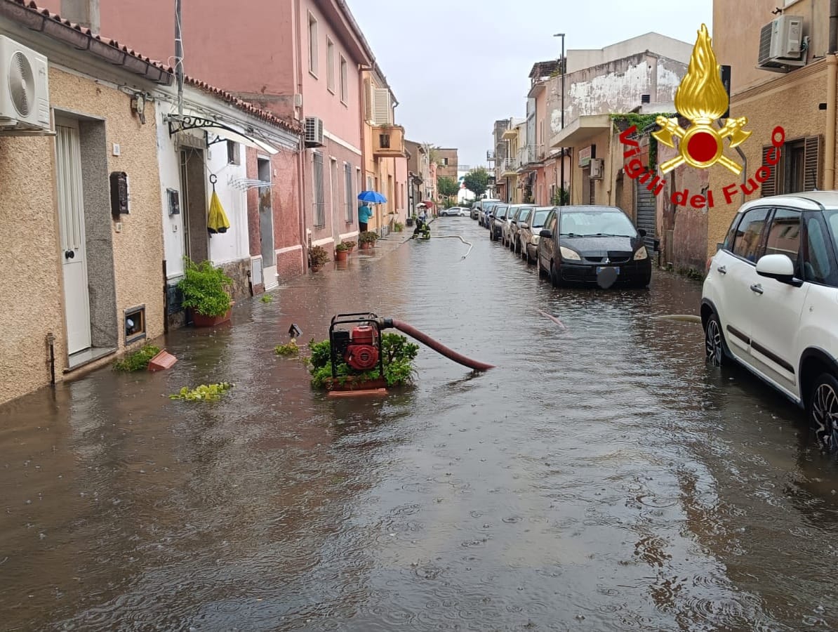 Emergenza a Olbia piogge torrenziali allagano la città, Vigili del Fuoco in azione da terra e cielo