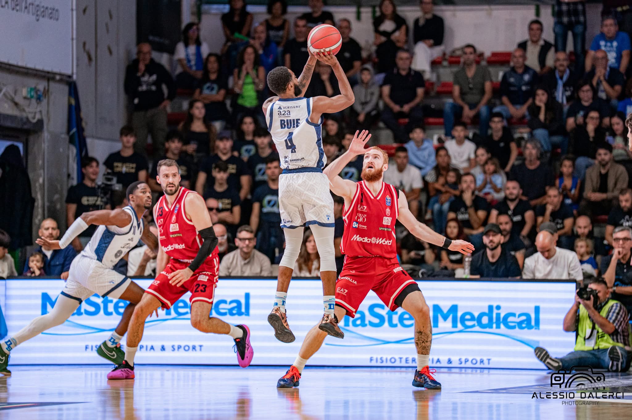 Desure Buie e Nico Mannion nella sfida tra Sassari e Milano