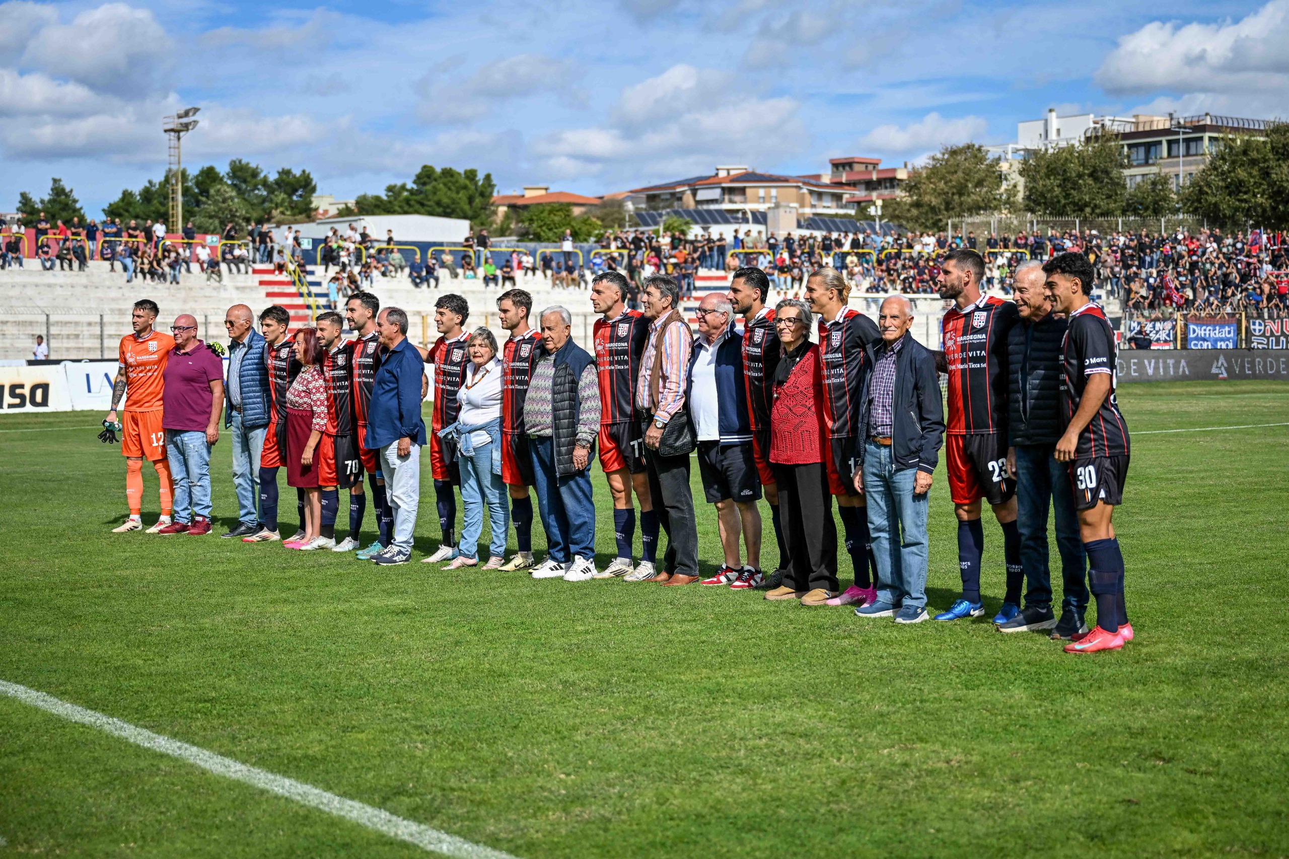 I giocatori della Torres attuali, abbracciati ad alcuni storici ex per la Festa dei Nonni