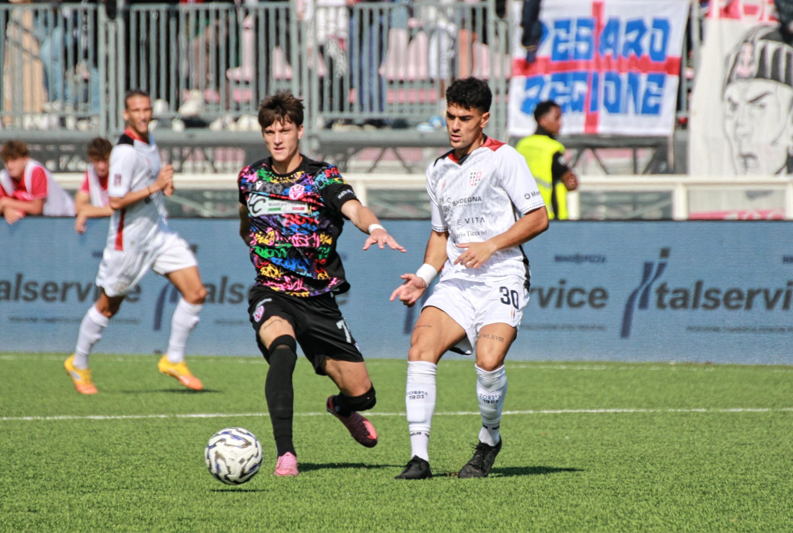 Cristian Fabriani, difensore della Torres, in contrasto con Pucciarelli (foto: Vis Pesaro)