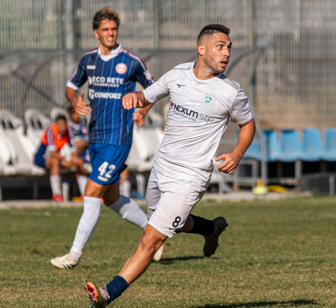 Roberto Biancu, centocampista dell'Olbia, in azione contro l'Atletico Lodigiani