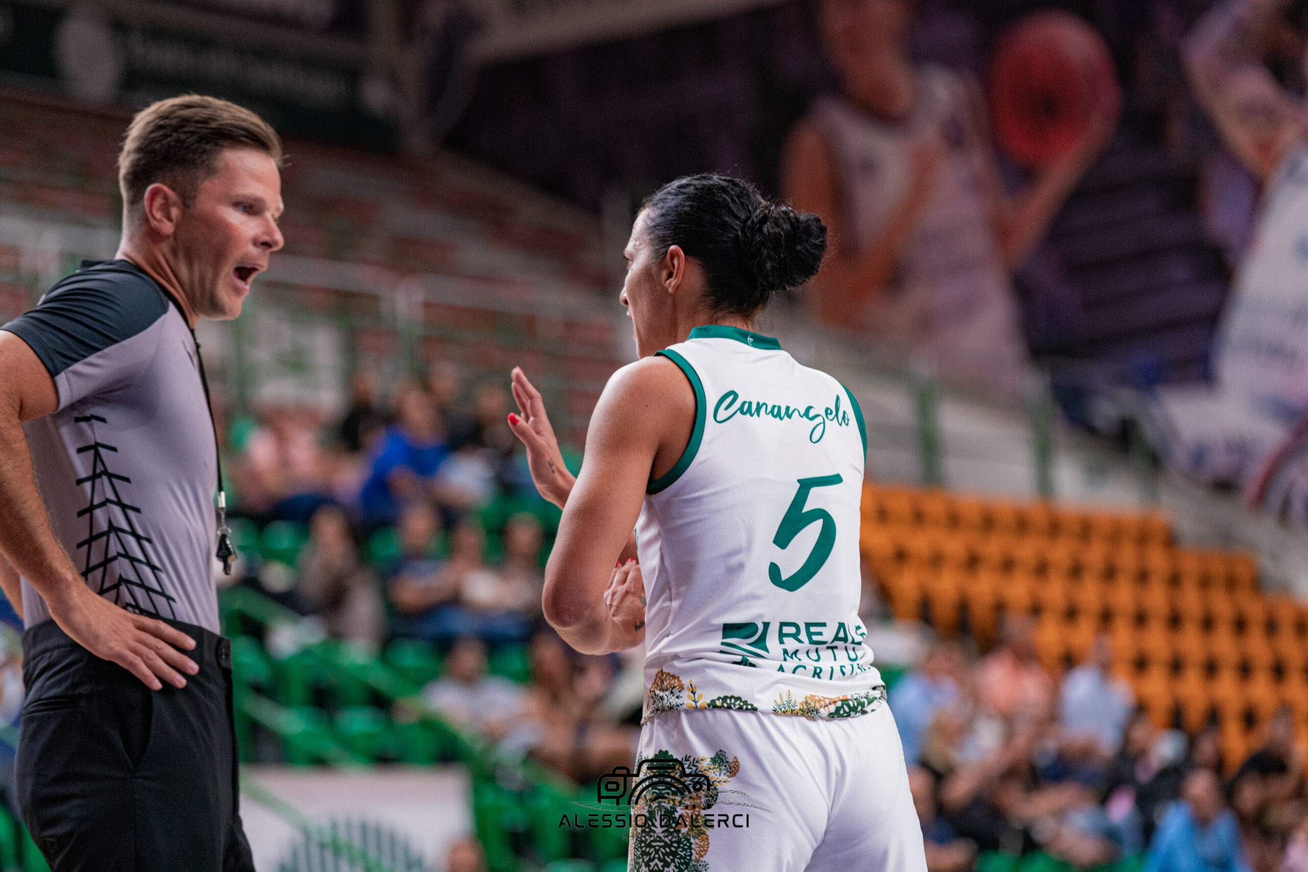 Carangelo parla con l'arbitro in una partita di EuroCup Women (2025)