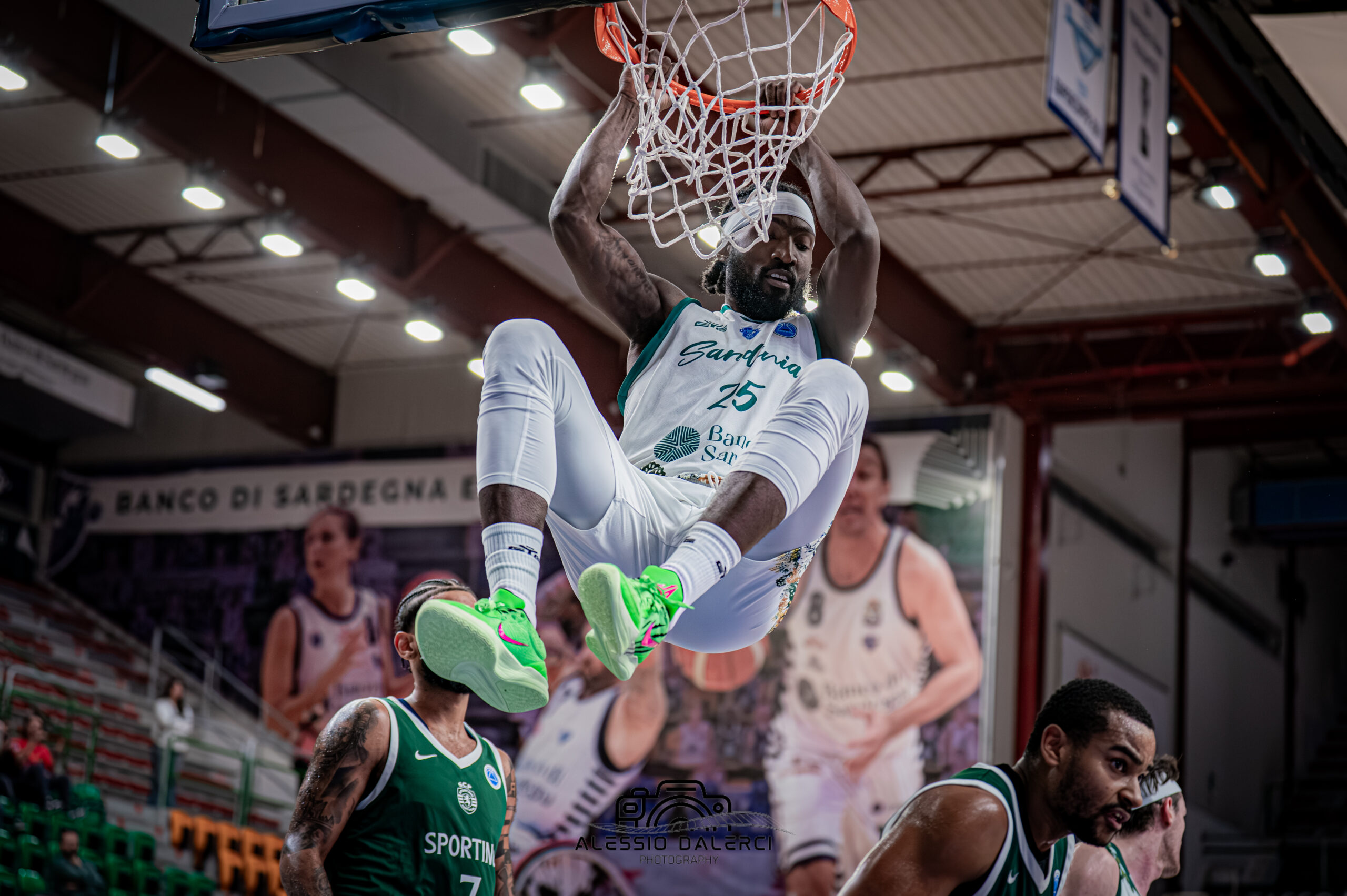 Schiacciata di Thomas nella sfida FIBA contro lo Sporting Lisbona