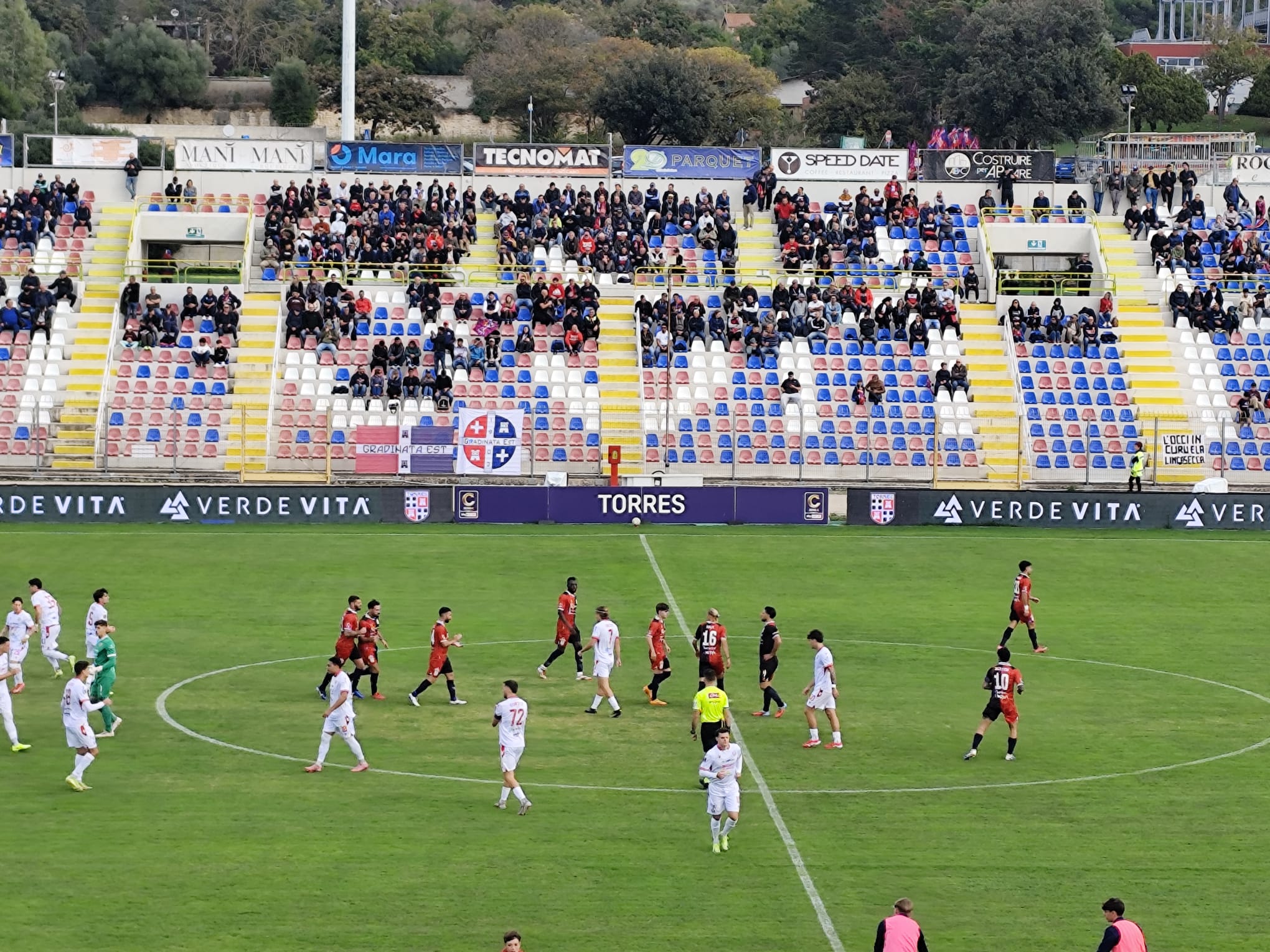 I giocatori di Torres e Carpi si dispongono in campo prima del fischio d'inizio