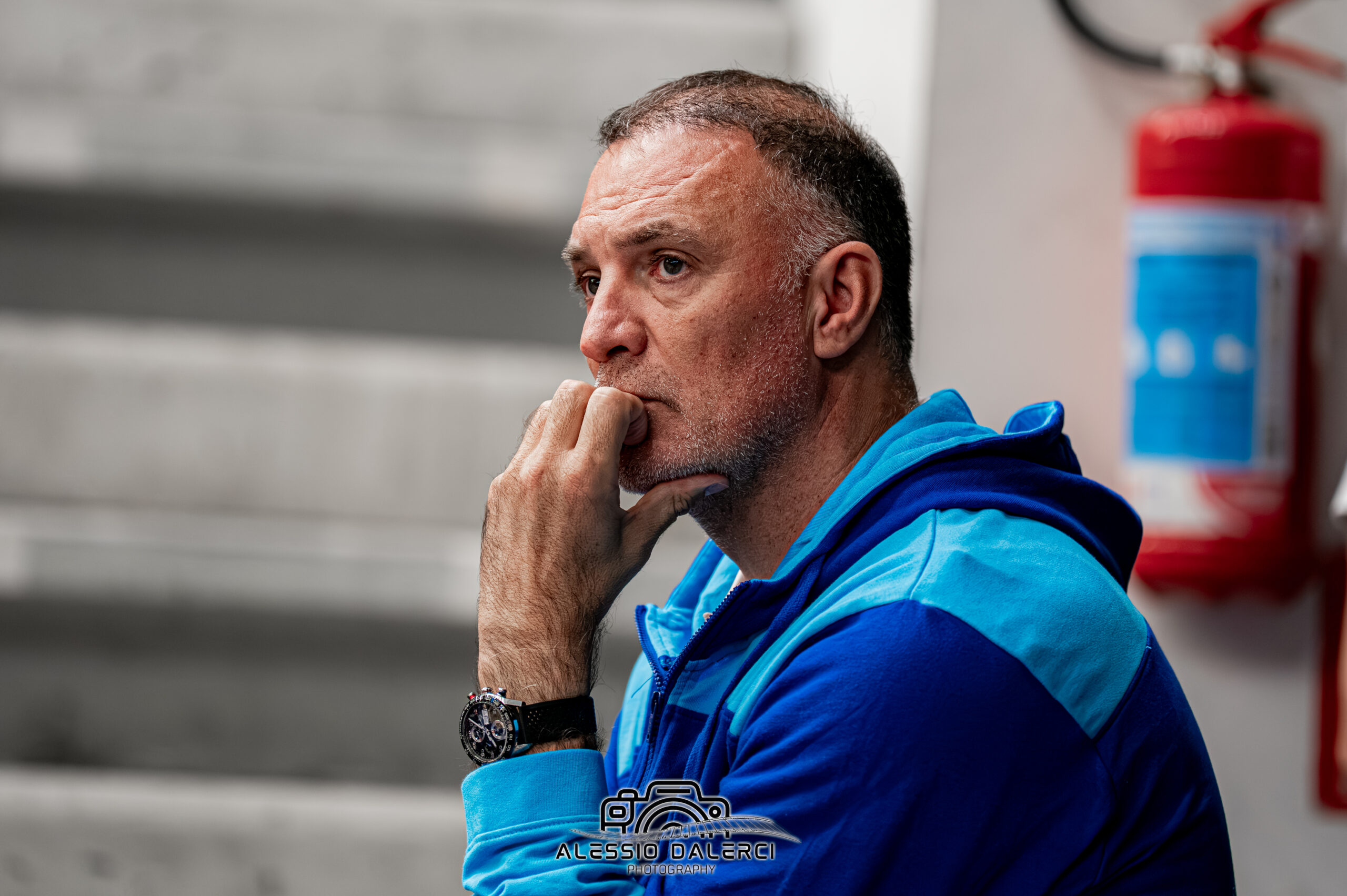 Coach Mrsic in tribuna durante la sfida tra Dinamo Sassari e Cantù