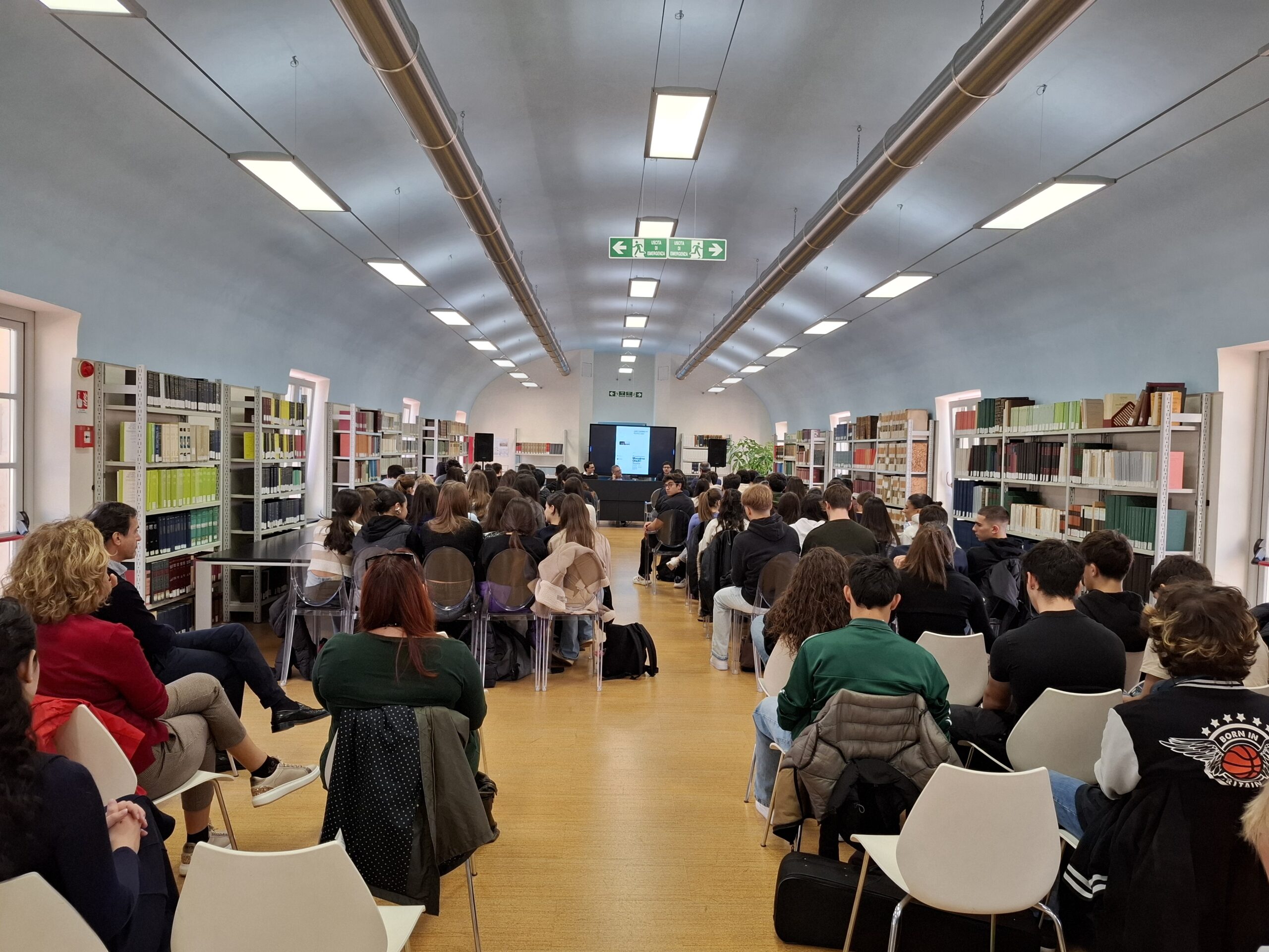 Un momento dell'incontro degli studenti del Liceo Azuni con il professor Massimo Onofri