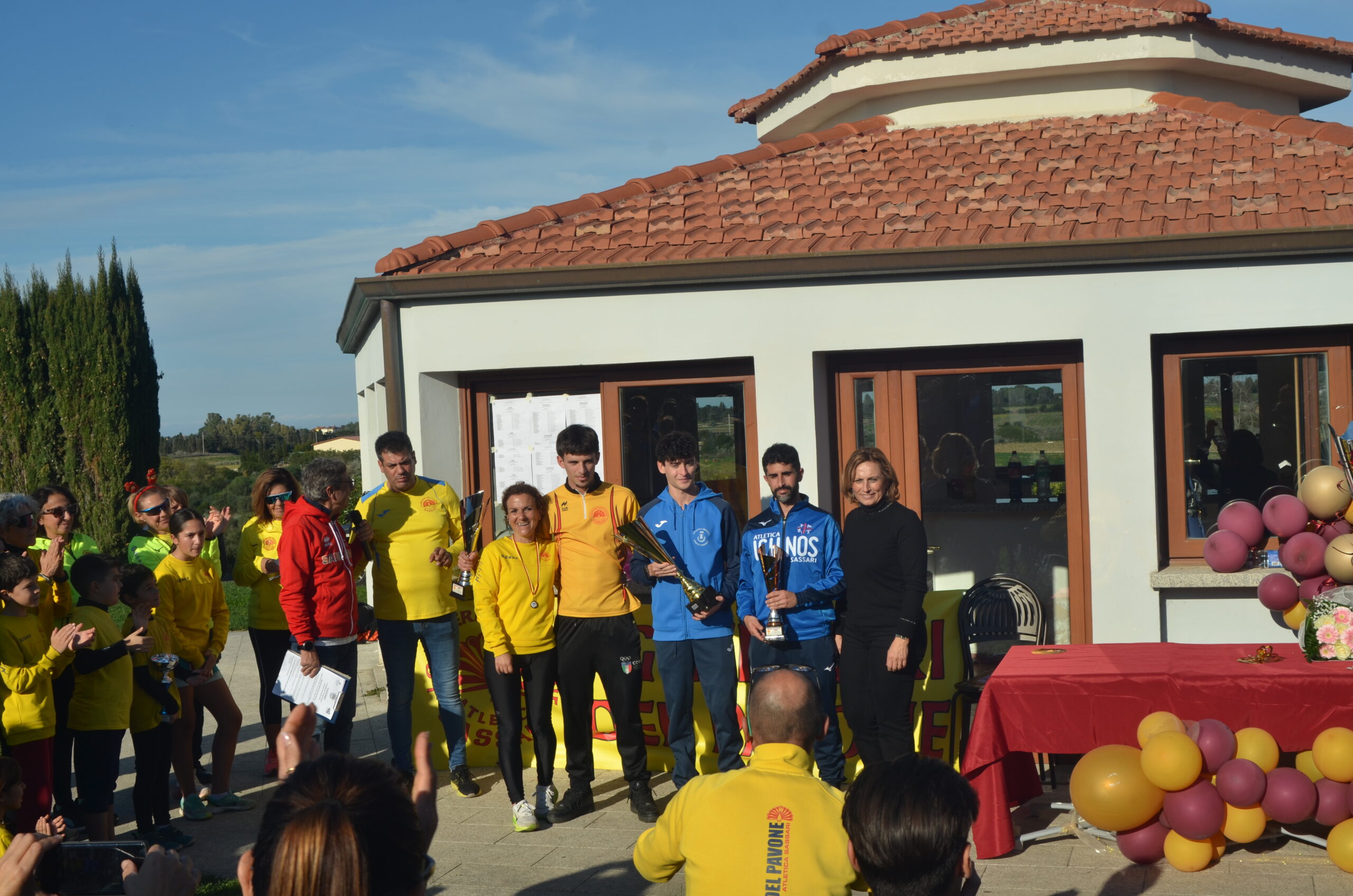 La premiazione dei primi tre arrivati dei 6000 metri maschili: da sinistra Matteo Mura (Guerrieri del Pavone Sassari, 2°), Mattia Careddu (Atl. Porto Torres, 1°) e Andrea Giovanni Orrù (Ichnos Sassari, 3°)