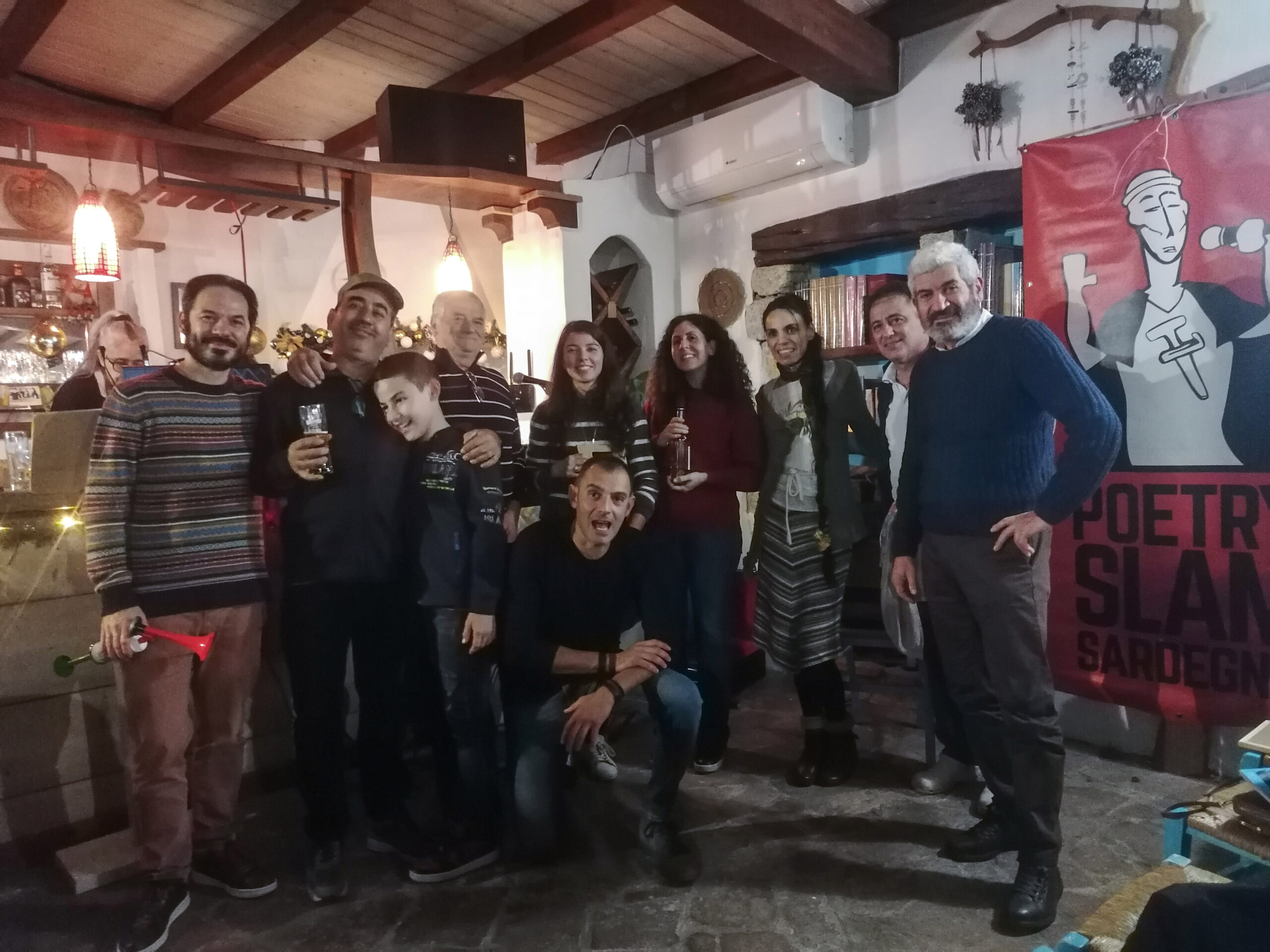 foto vincitore partecipanti e organizzatori Tula Poetry Slam 3 (ph Giovanni Salis)