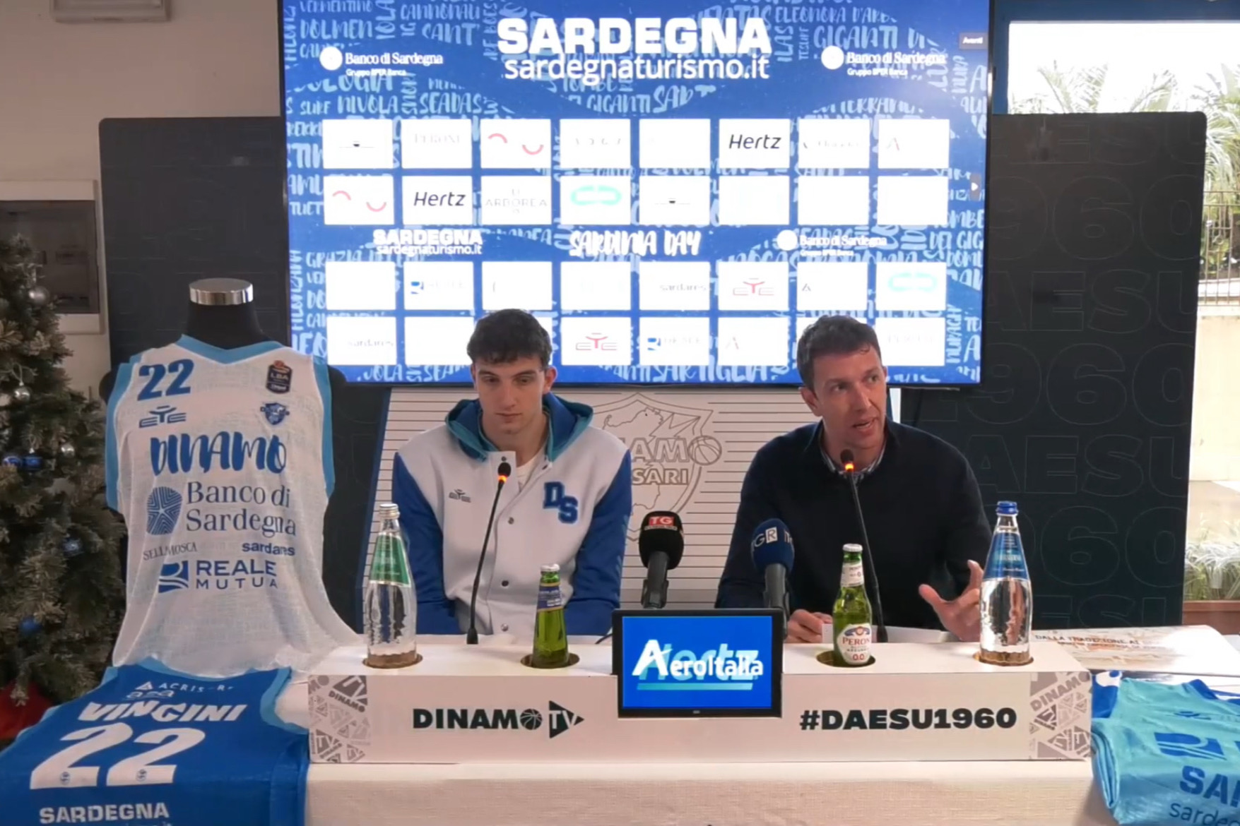 Jack Devecchi e Luca Vincini presentano la nuova maglia della Dinamo per il Sardinia Day