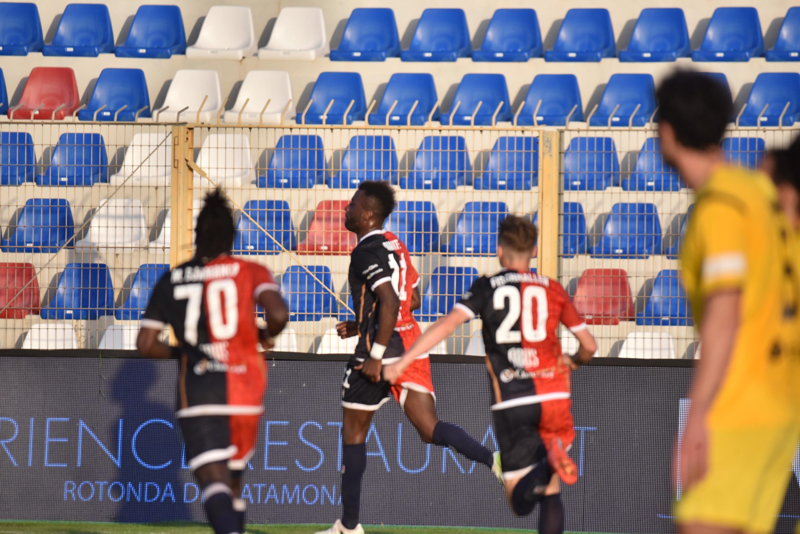 Adama Diakite, seguito da Varela e Fischnaller, esulta dopo il gol del 2-0 segnato nella sfida del 2 novembre 2024