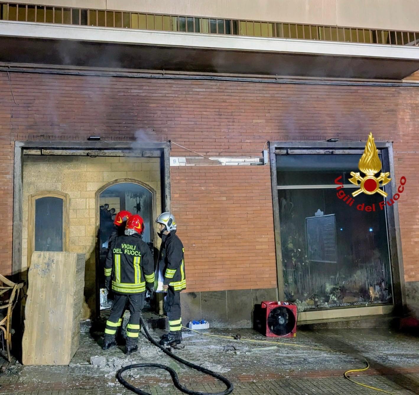 Incendio in un negozio di via Asproni