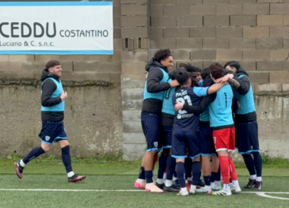 L'abbraccio dei giocatori del Latte Dolce al gol dell'1-0 di Loru