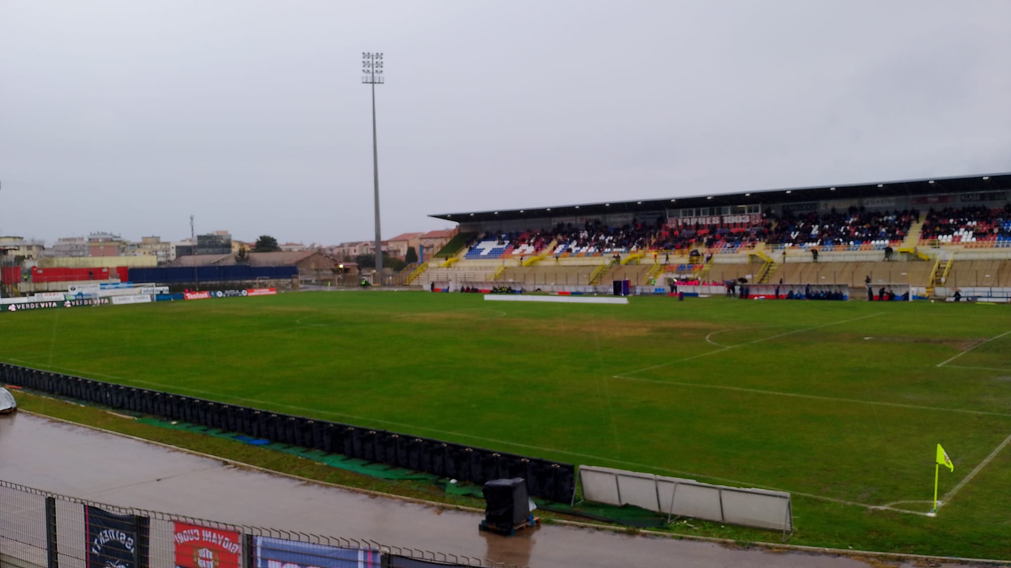 Un'inquadratura del manto erboso dello Stadio Vanni Sanna, prima del match contro il Bra
