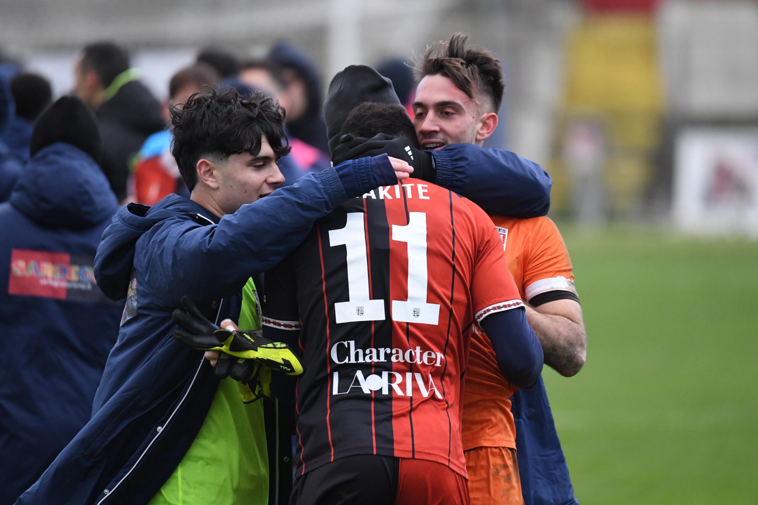 L'abbraccio di Zaccagno e Carboni a Diakite dopo il gol del 2-2