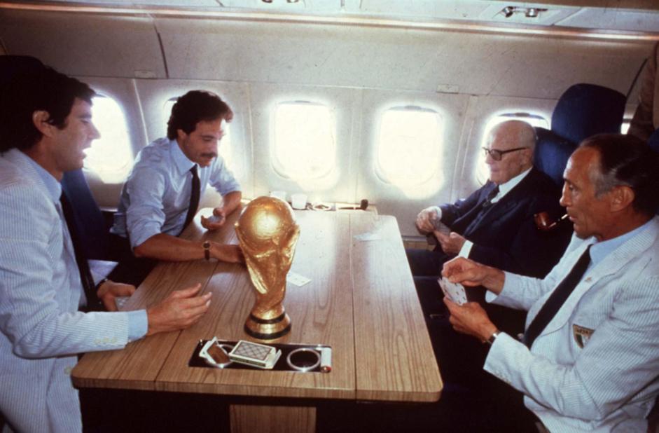 Il capitano azzurro Dino Zoff, Franco Causio e il CT Enzo Bearzot giocano a scopone con il presidente Sandro Pertini, al ritorno in Italia dopo il trionfo mondiale di Madrid
