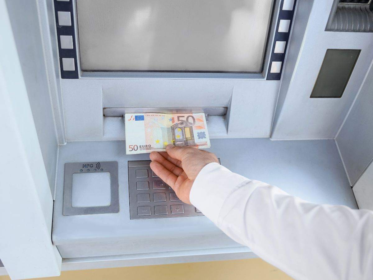 Conti correnti, stangata in filiale- costi su del 2%, online si spende un terzo