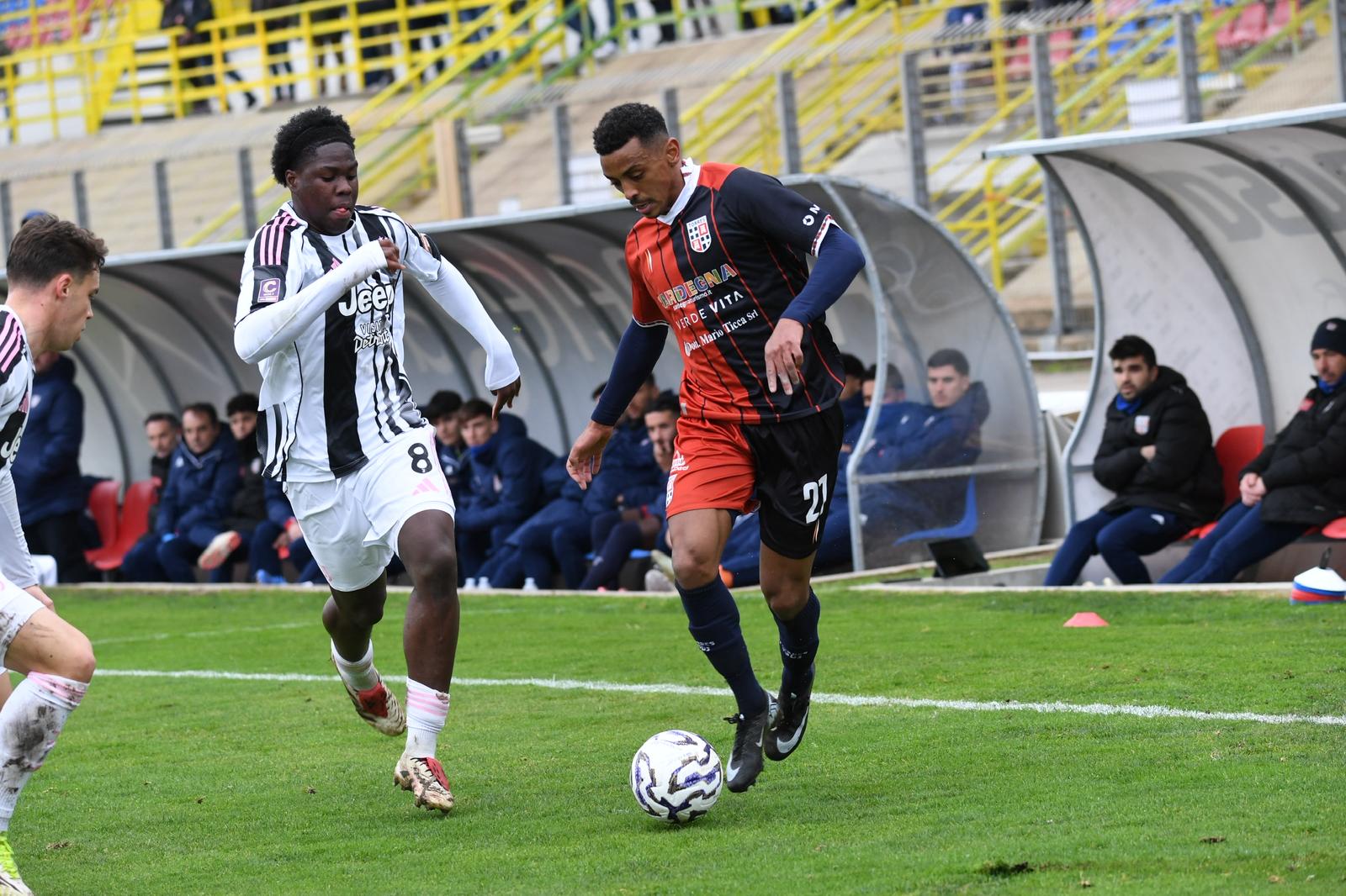 L'esterno rossoblù Eyob Zambataro, 27 anni, in azione contro il centrocampista bianconero Augusto Owusu, 21 anni