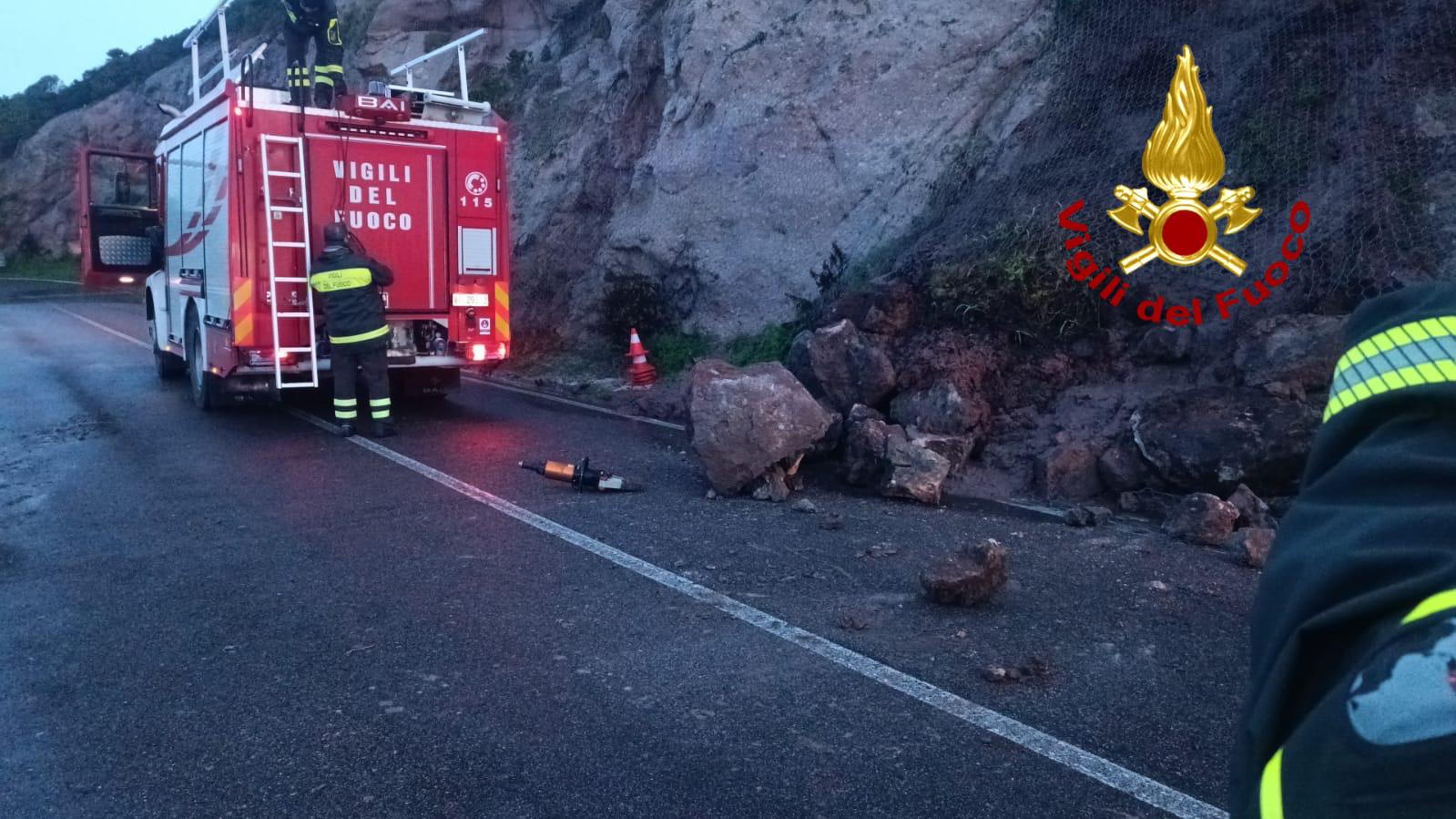 Frana sulla SS 292 all’alba carreggiata invasa dai massi, nessun ferito