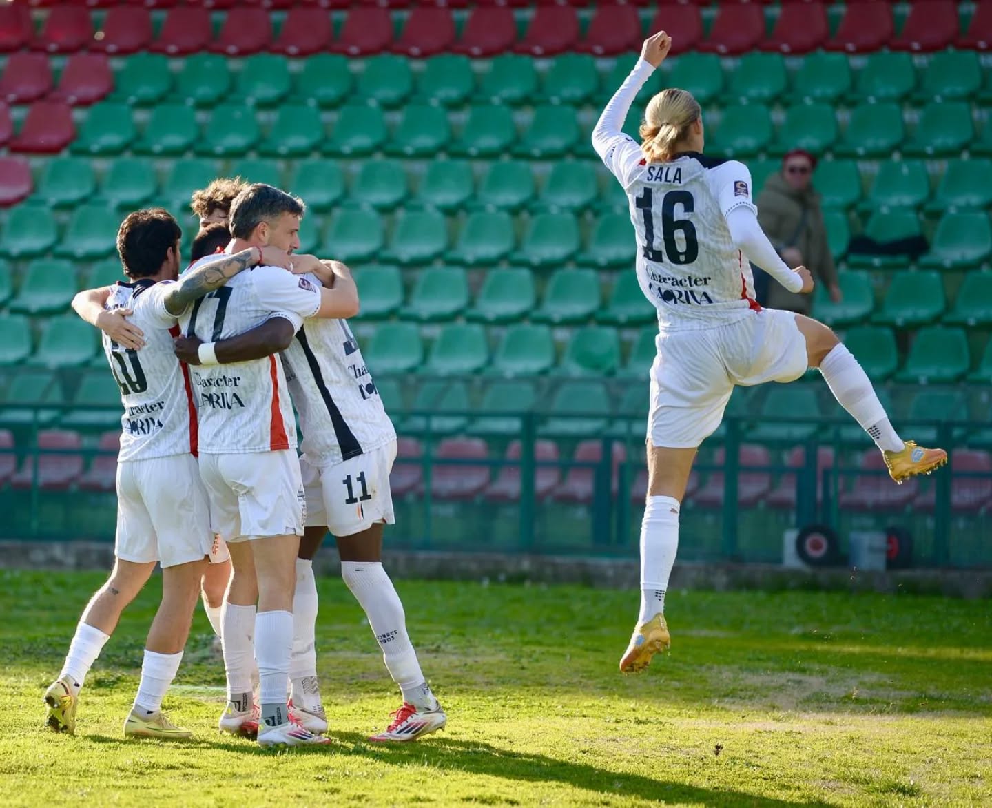 I festeggiamenti dei giocatori rossoblù dopo il gol del 2-0 segnato da Liviero Credits: ufficio stampa Ternana