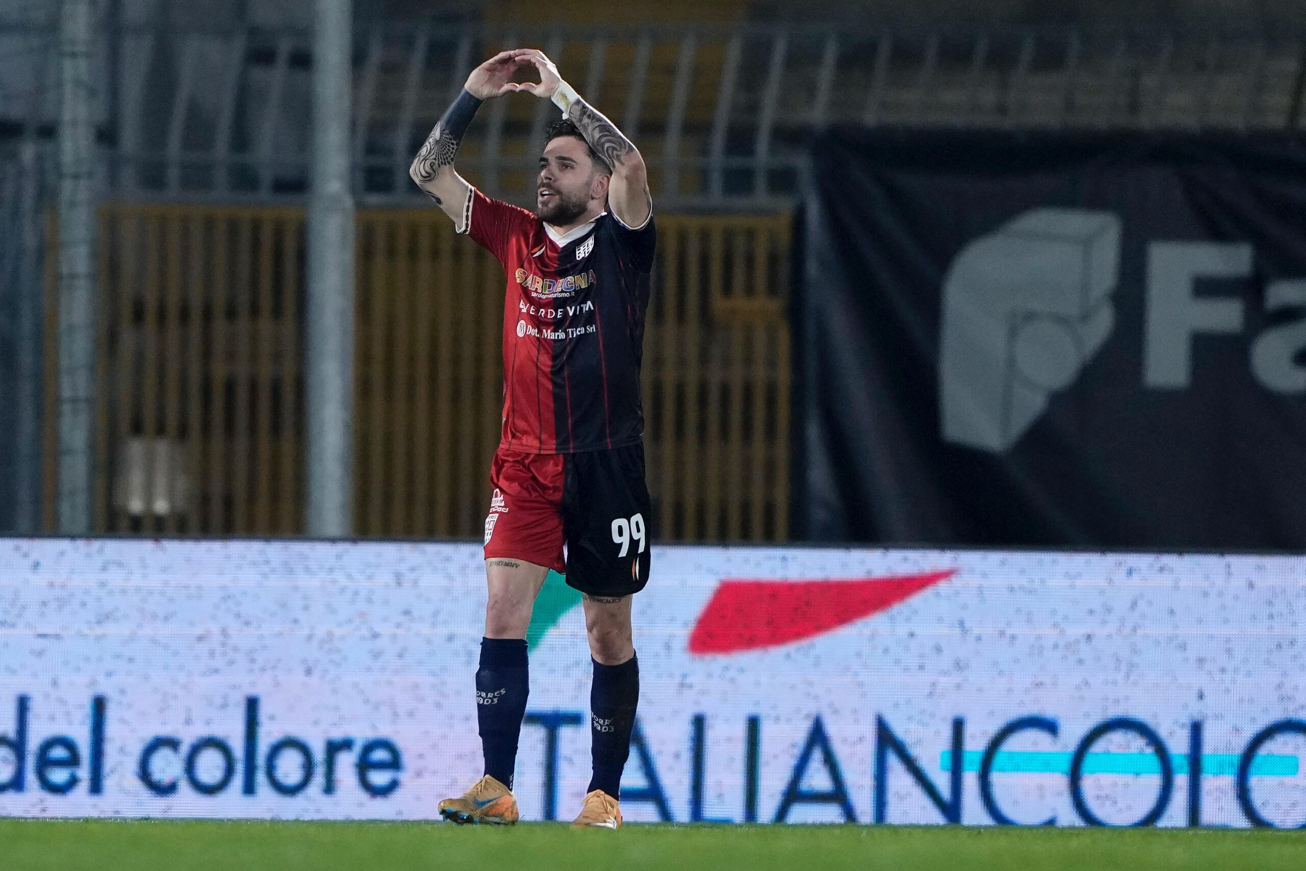 L'esultanza di Stefano Sorrentino dopo il gol del momentaneo 2-1 per la Torres