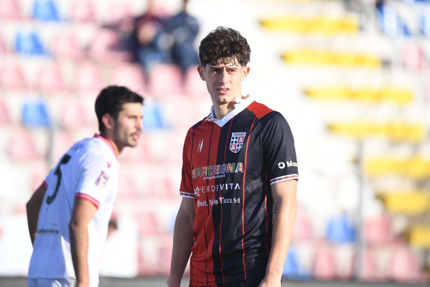 Matteo Baldi, 23 anni, difensore della Torres, in azione contro la Vis Pesaro
