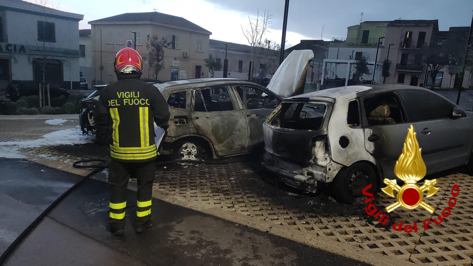 Sorso incendio all’alba in via Tuveri tre auto coinvolte