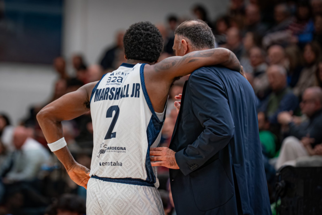 Mrsic e Marshall parlano durante una partita