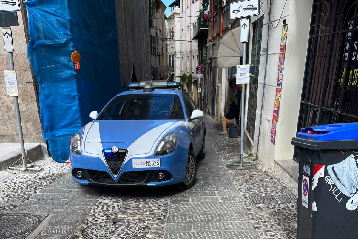 Volante della polizia accorsa in Via Lamarmora in seguito all'accoltellamento e al tentativo di suicidio dello studente (27/03/2026)