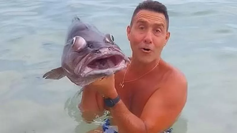 Generale Vannacci Pesce in mano