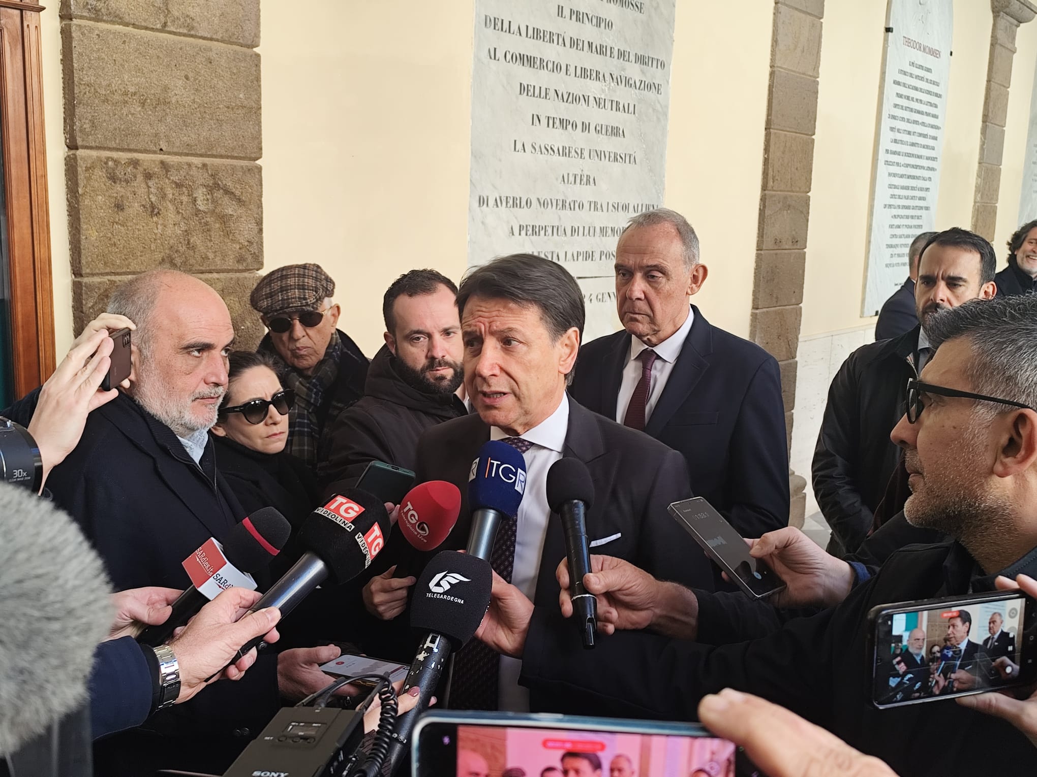 Giuseppe Conte intervenuto questa mattina di Sassari per un incontro dedicato al referendum sulla giustizia, dialogando con studenti, studentesse e dottorandi su temi istituzionali