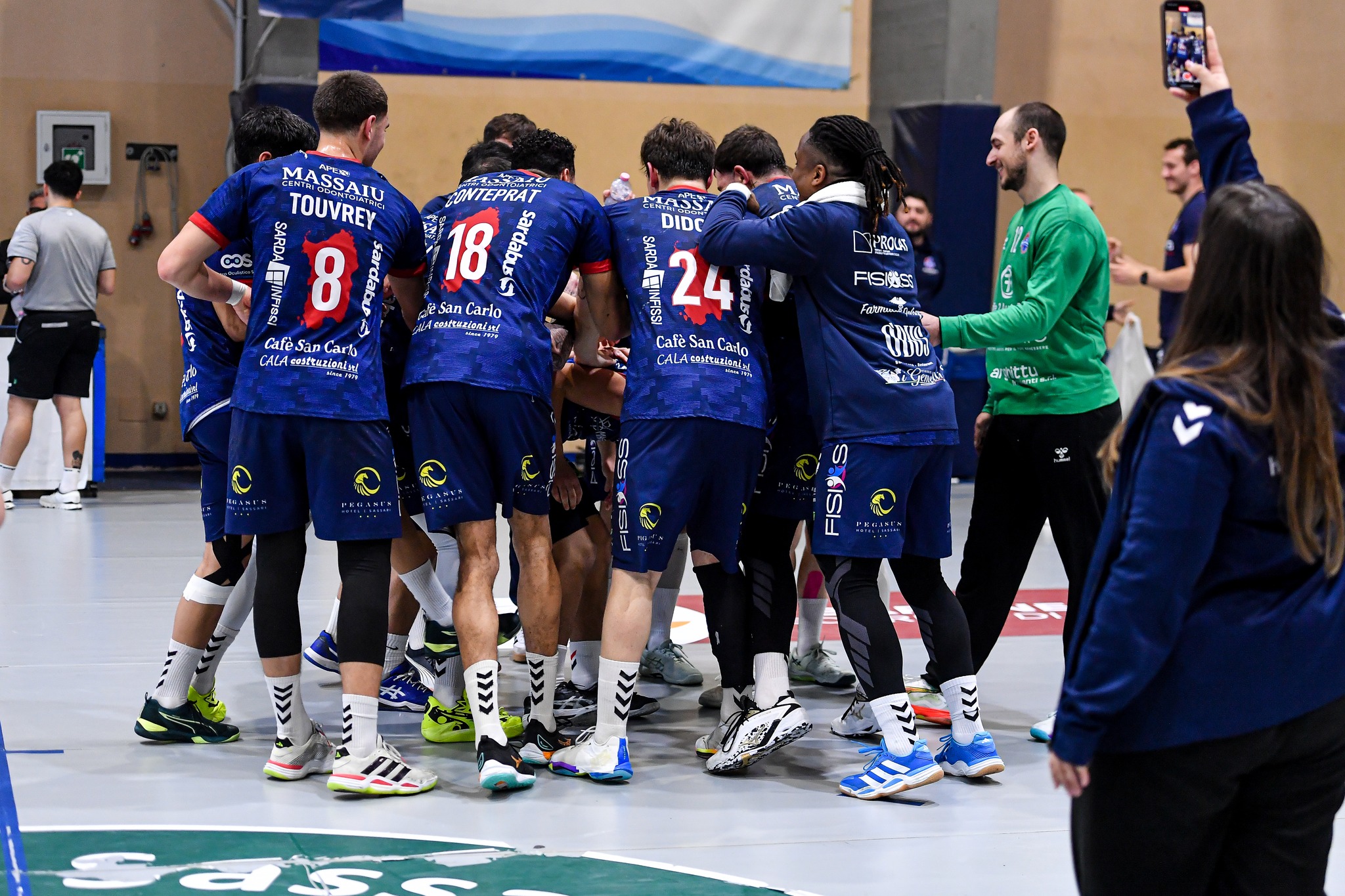 I giocatori della Raimond Sassari festeggiano dopo la vittoria casalinga contro il Cingoli