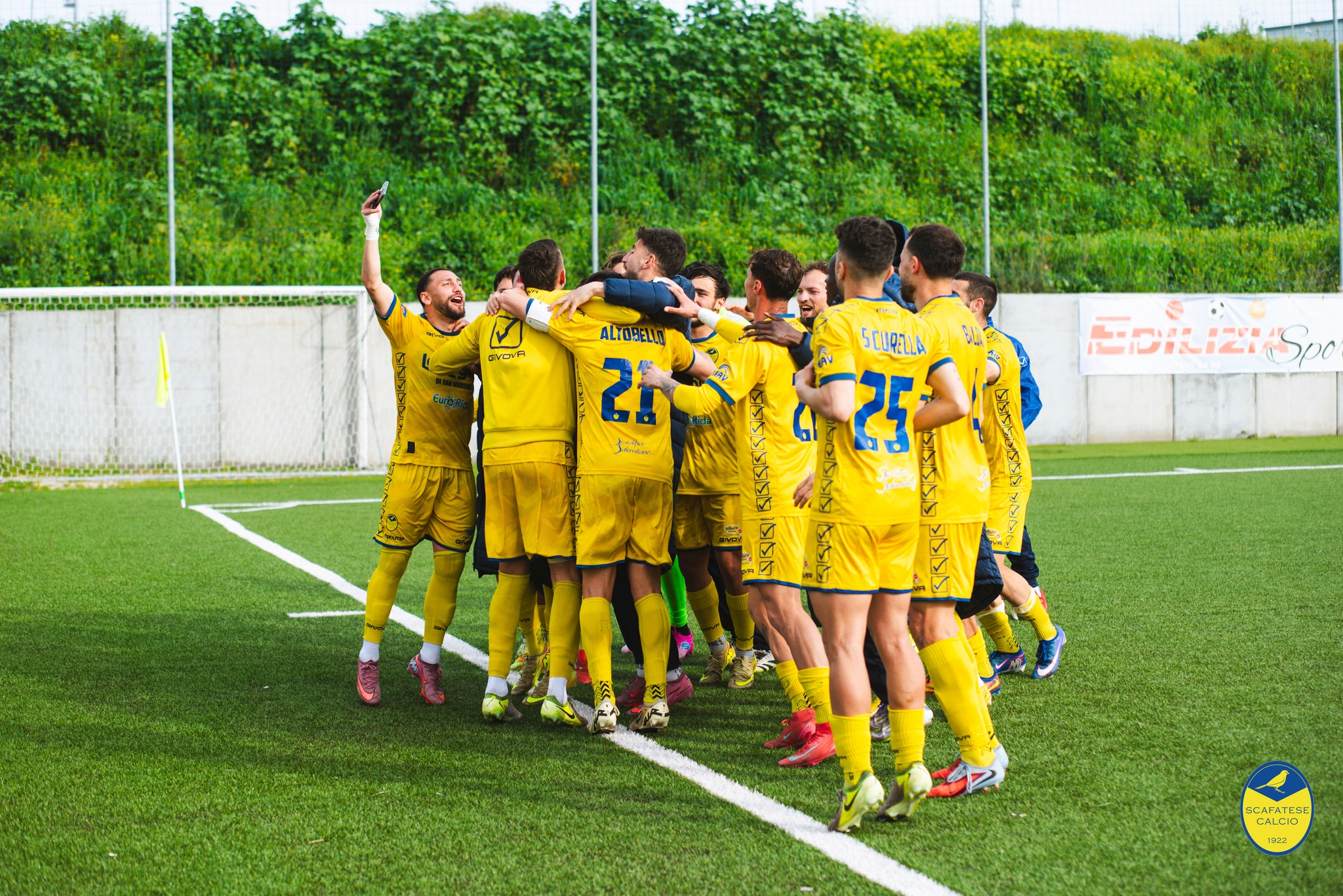 I giocatori della Scafatese festeggiano Palmieri dopo il gol del 2-0, sotto i propri tifosi accorsi a Sassari