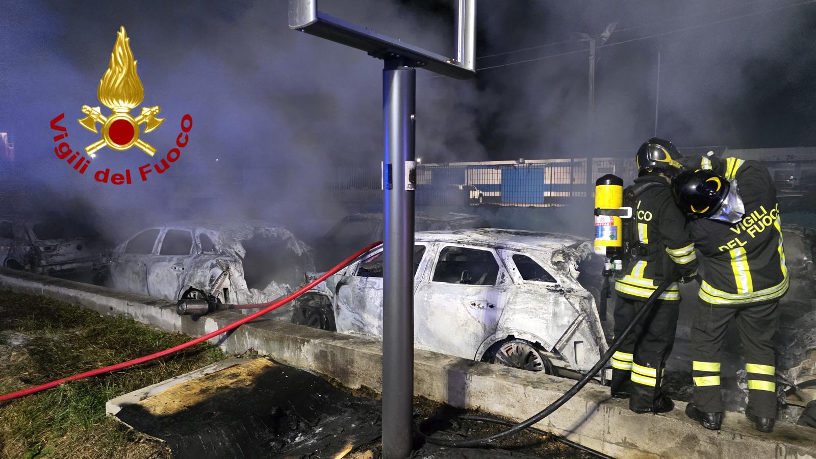 Incendio nella notte ad Alghero 14 auto coinvolte, intervento rapido dei Vigili del Fuoco