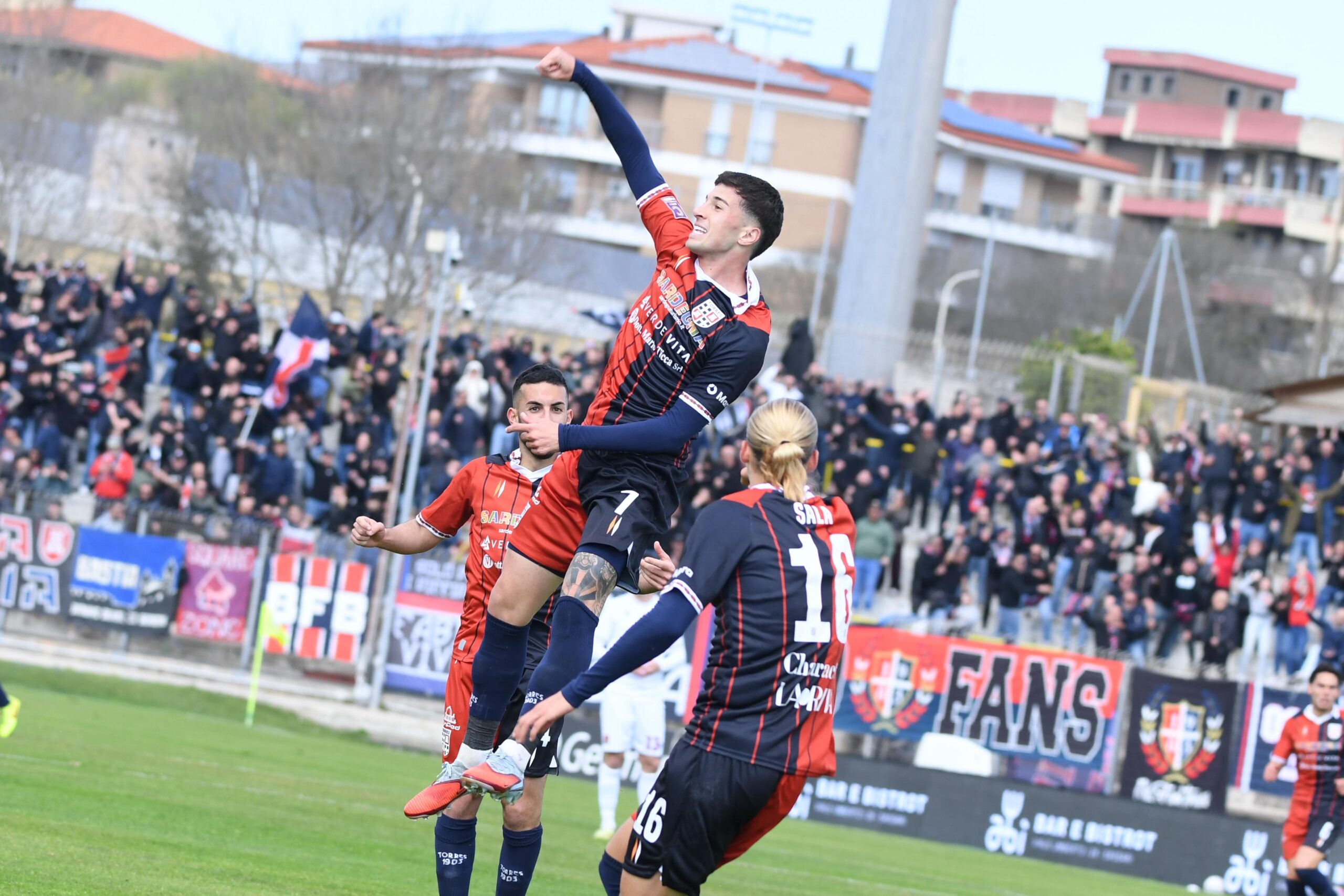Lorenzo Di Stefano, 23 anni, festeggia il suo gol del 3-0