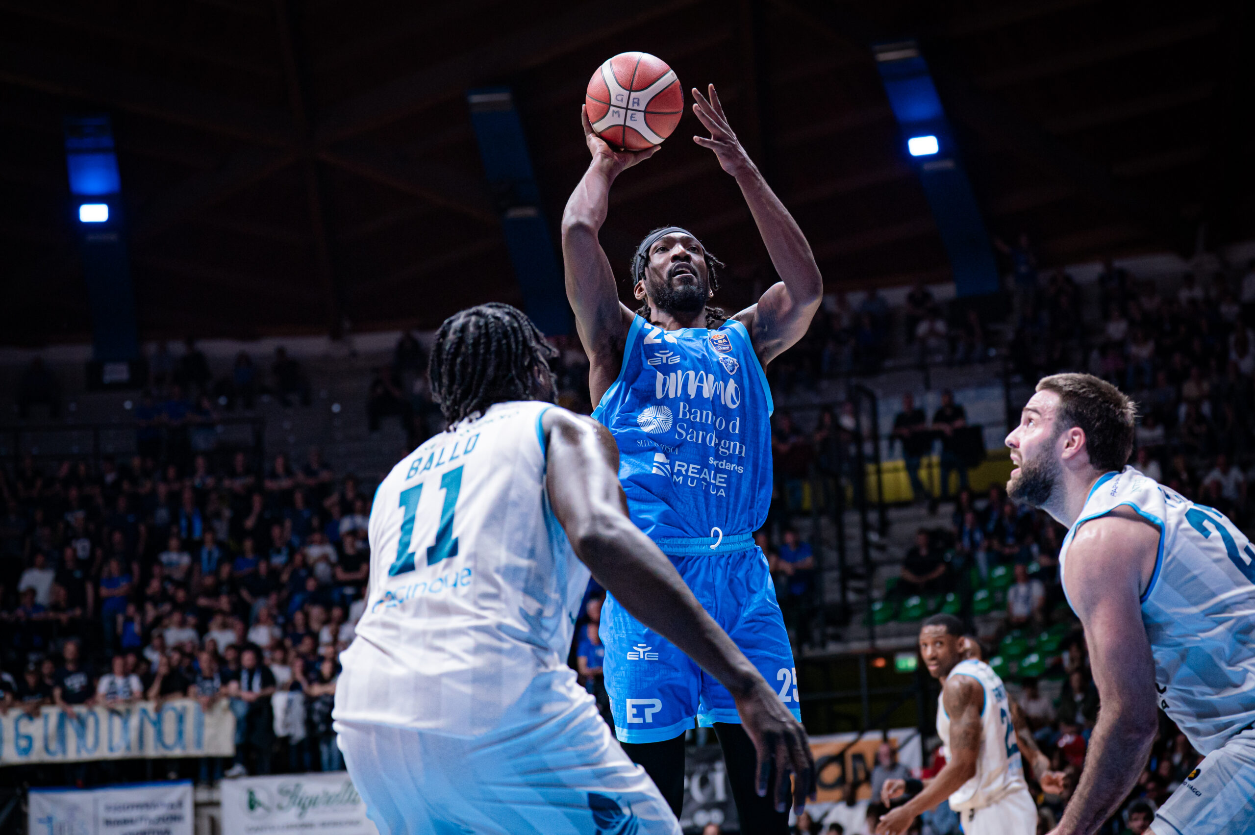 Rashawn Thomas nella sfida tra Cantù e Dinamo Sassari