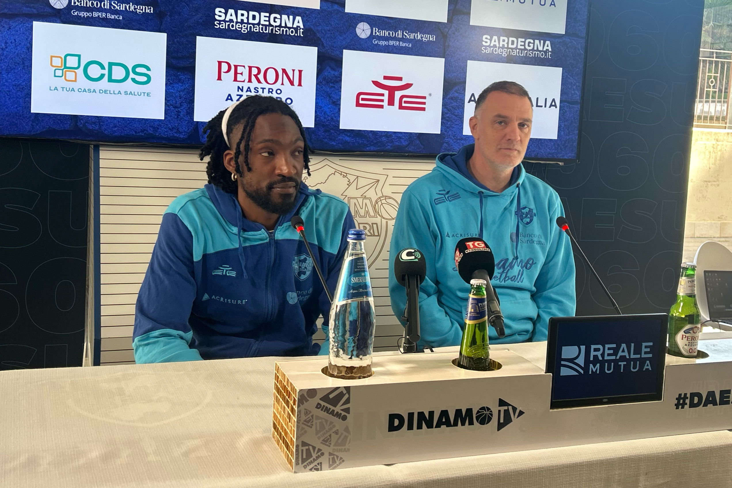 Coach Mrsic e Thomas nella conferenza di presentazione della sfida tra Dinamo Sassari e Venezia