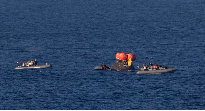 Artemis II dopo ammaraggio Oceano Pacifico al largo della costa di Cali