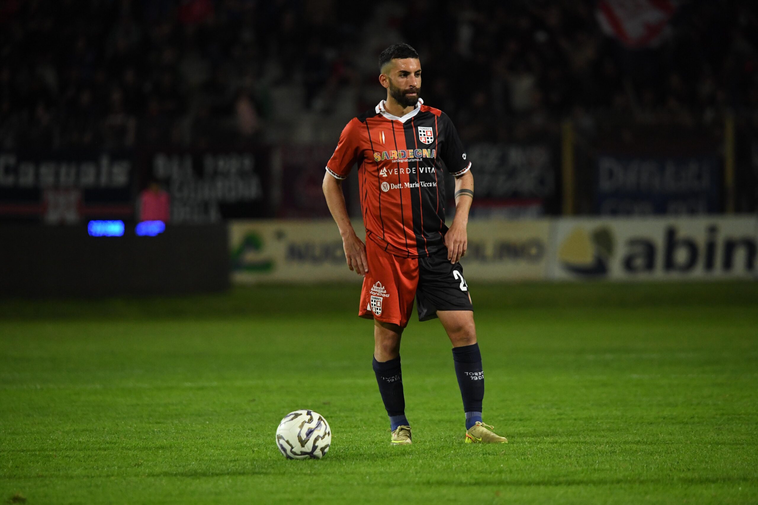 Daniele Giorico, 34 anni, prima di battere un calcio piazzato in Torres-Gubbio