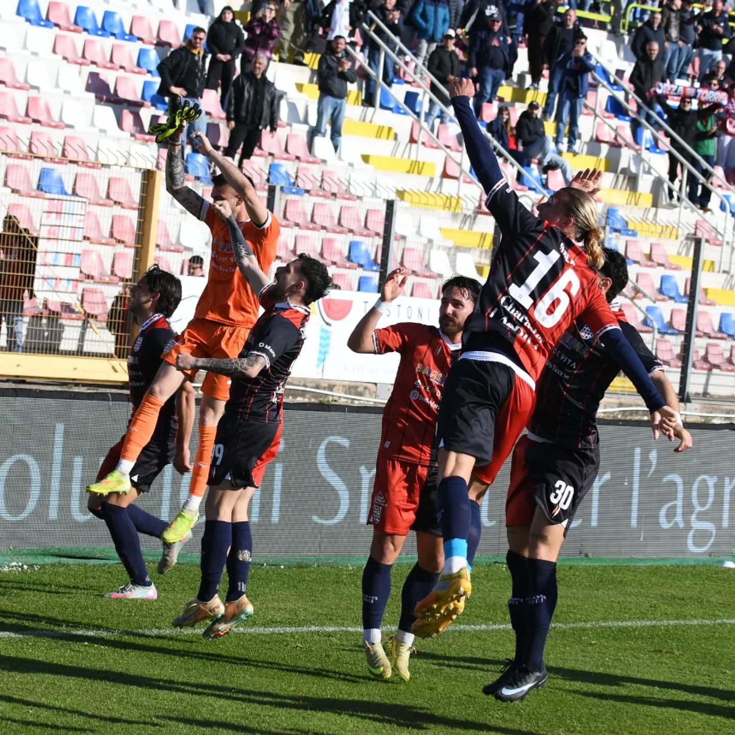 I giocatori della Torres esultano, saltando sotto la Curva Nord, dopo la vittoria per 3-1 contro il Livorno