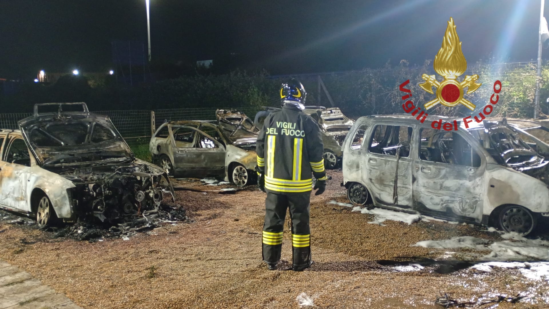 Incendio nella notte in una concessionaria di viale Porto Torres nove auto distrutte