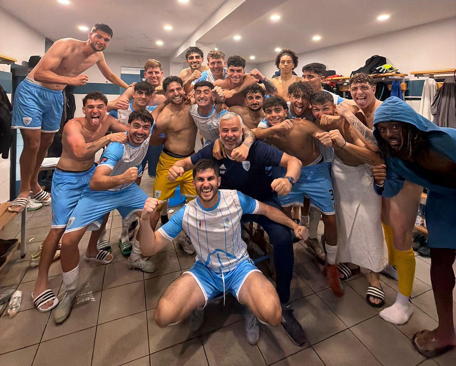 L'intera squadra del Sassari Latte Dolce in festa nello spogliatoio, al termine della sfida contro il Montespaccato
