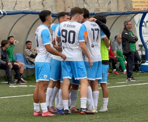 L'abbraccio dei giocatori del Latte Dolce dopo il gol del 3-0, siglato al 74' da Loru